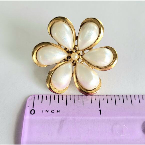 Vintage Crown Trifari 50s 60s Milk Glass Flower Earrings Clip On - Picture 7 of 8